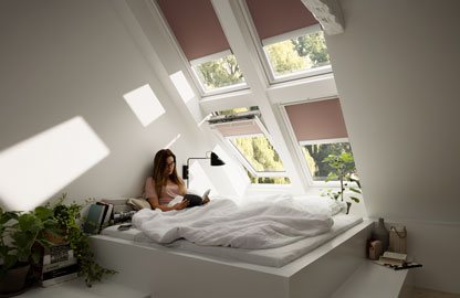 Ambiente con VELUX INTEGRA® di colore bianco con tende oscuranti