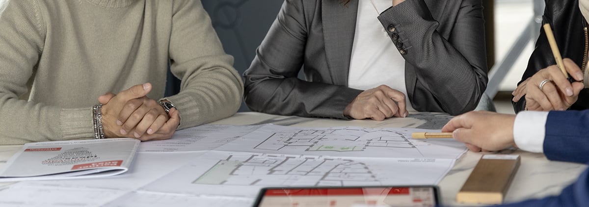 Consulente commerciale di Porta Romana discute il progetto con alcuni clienti