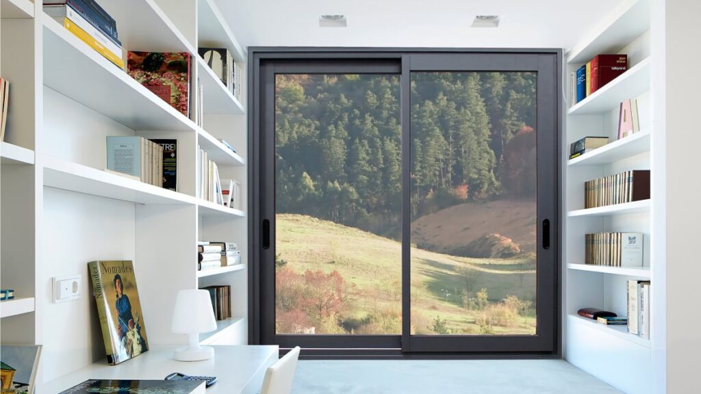 Primo piano di una finestra Optimedia inserita tra due librerie
