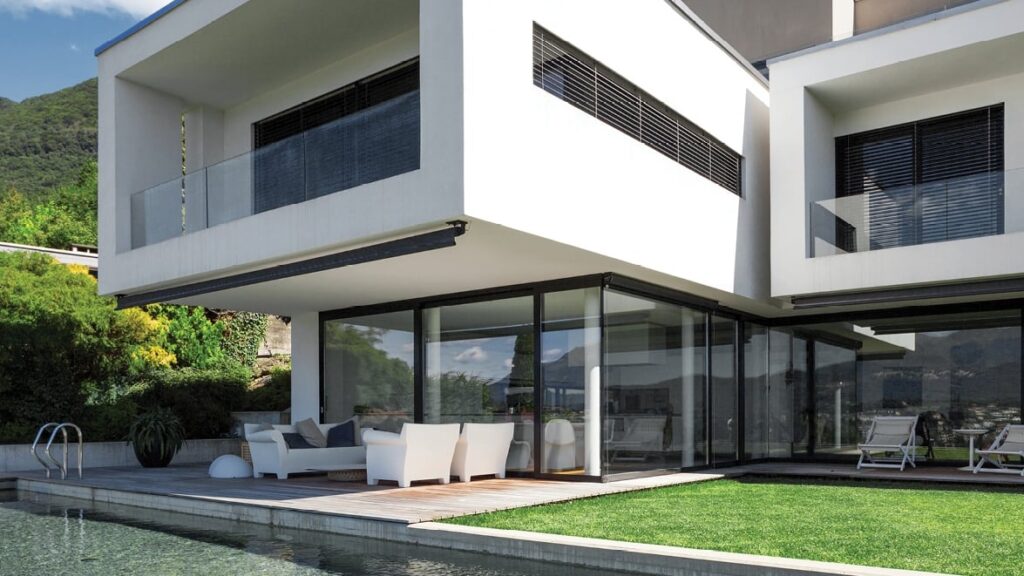 Panoramica esterna di una bellissima villa in stile moderno con finestre Optimedia a tutta parete e non