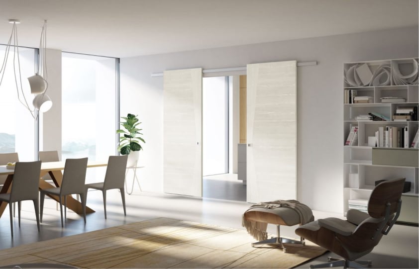 Scatto della zona living di un appartamento moderno, con una porta scorrevole Pivato
